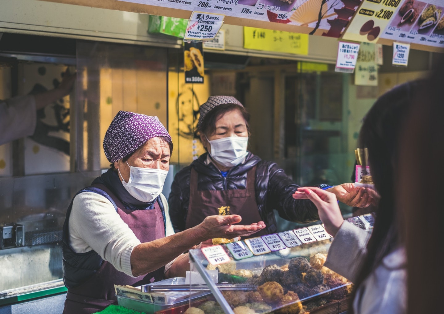 部分醫院的出入口會提供紙口罩，以保障進出的市民。（stenuitj/unsplash）